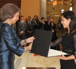 Doña Sofía entrega el diploma a una de las alumnas más distinguidas de la Escuela Superior de Música Reina Sofía